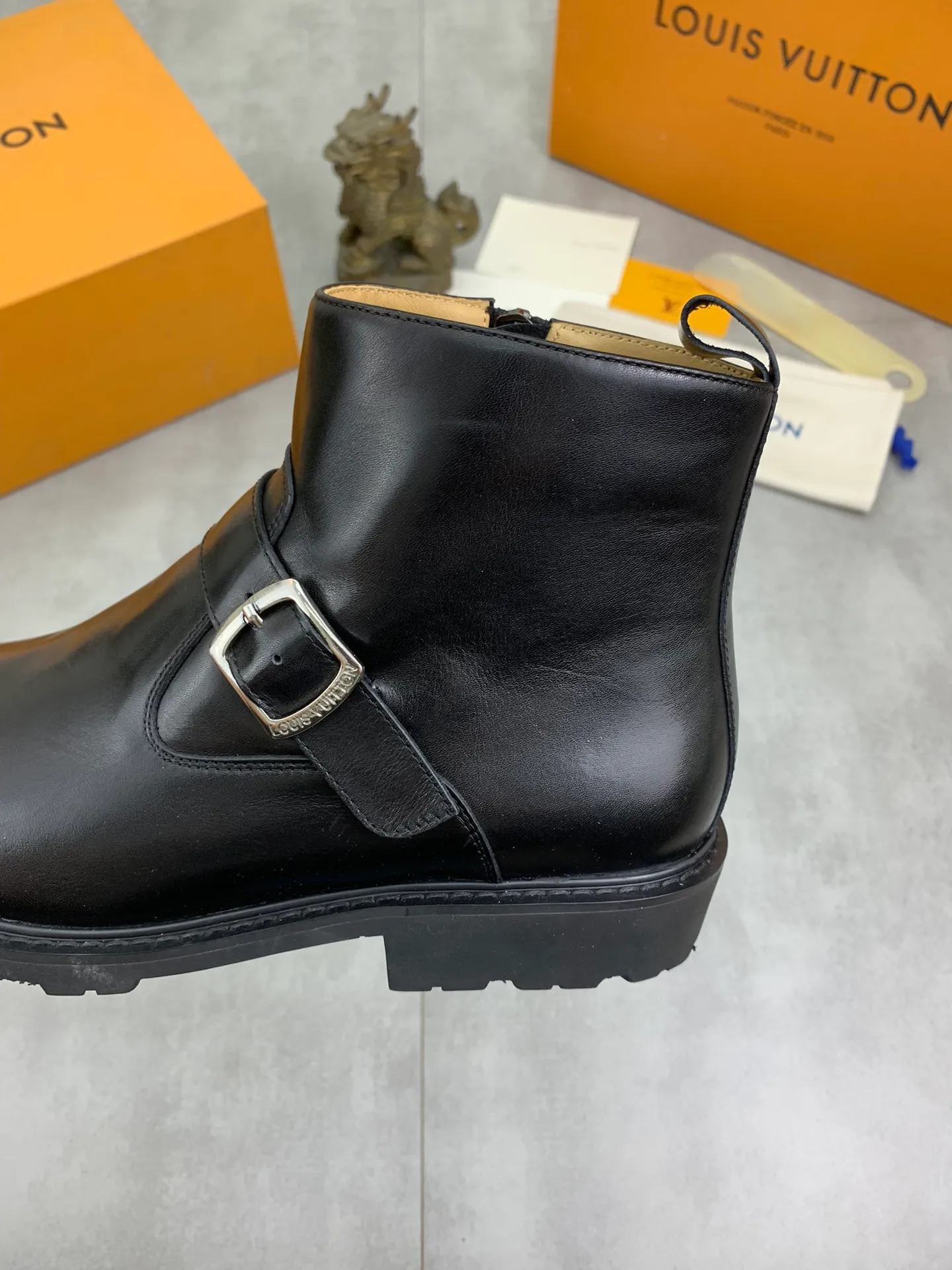 Men's shoes 💰P640 💰【New】🆘Water-dyed cow lining LV Louis Vuitton business high-top leather shoes, made of original imported Italian 🇮🇹 open-edge bead-rubbed open-edge bead cowhide, full cowhide lining, carefully handmade by professional shoemakers, the original version is specially designed for wear-resistant outsole. Standard code: 38-45 3⃣️color🉑️select